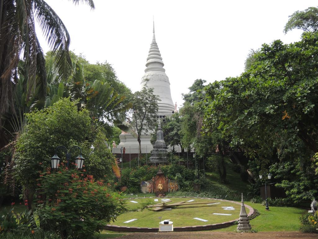Discovery Hotel Phnom Penh Esterno foto