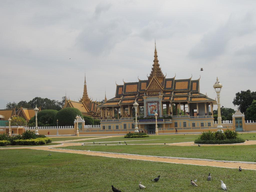 Discovery Hotel Phnom Penh Esterno foto