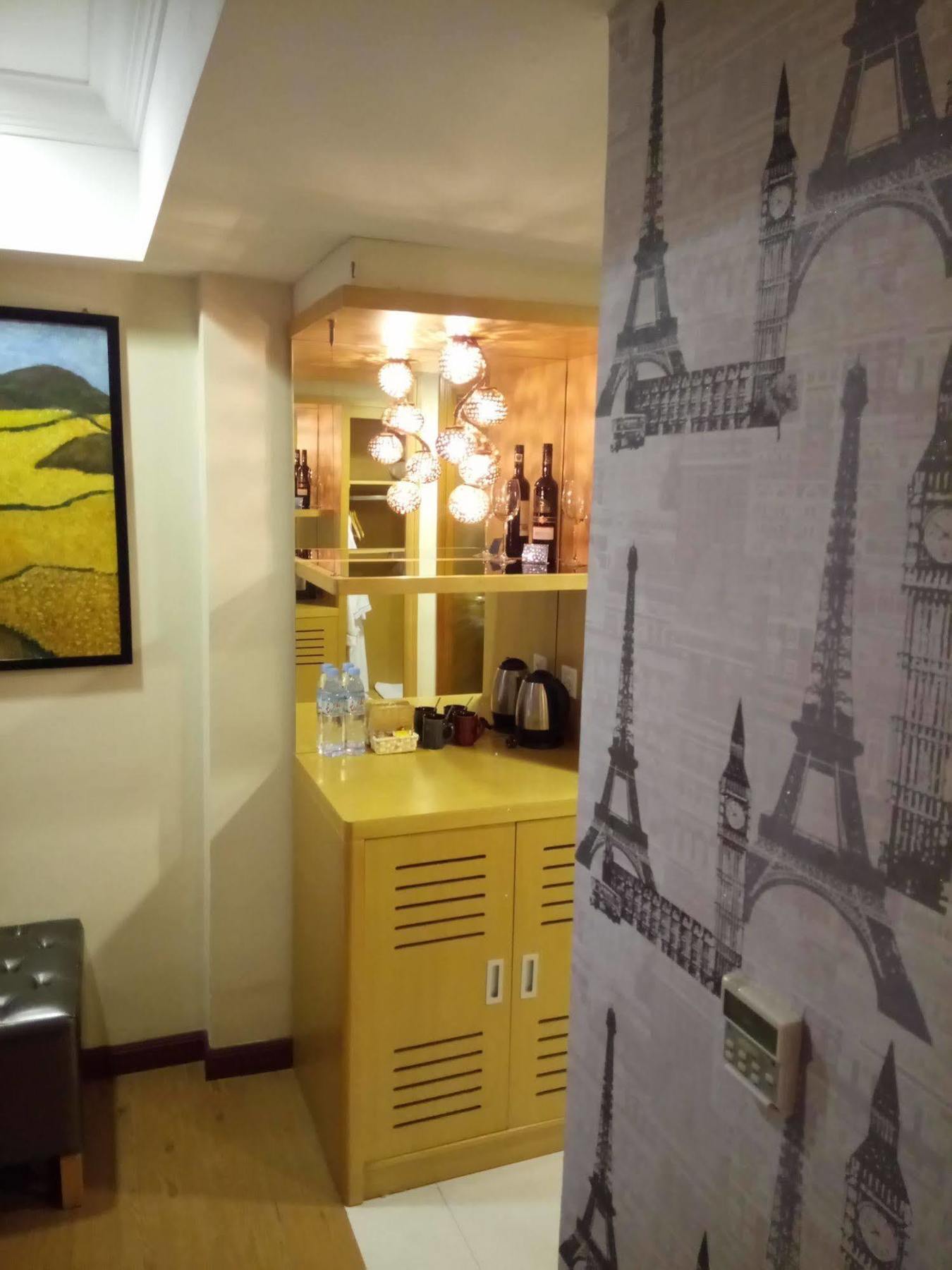 Discovery Hotel Phnom Penh Esterno foto
