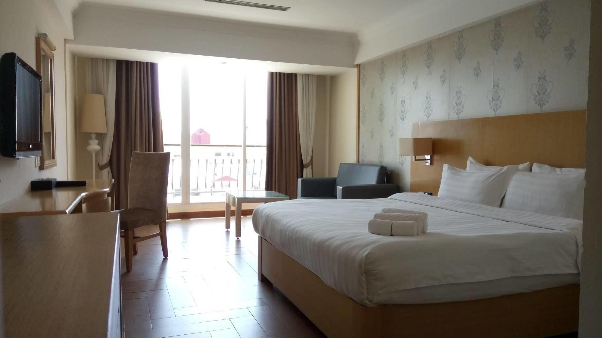 Discovery Hotel Phnom Penh Esterno foto