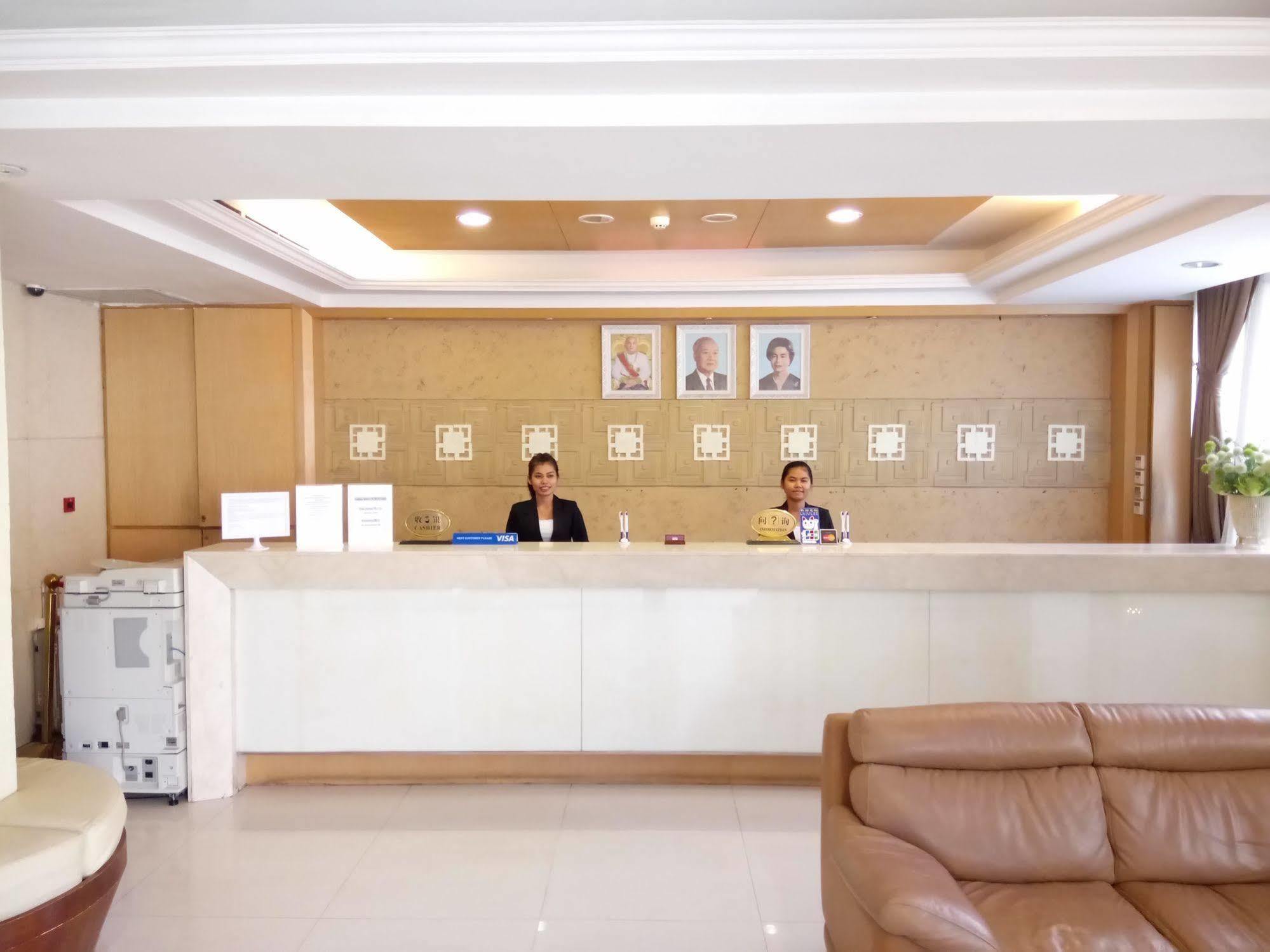 Discovery Hotel Phnom Penh Esterno foto