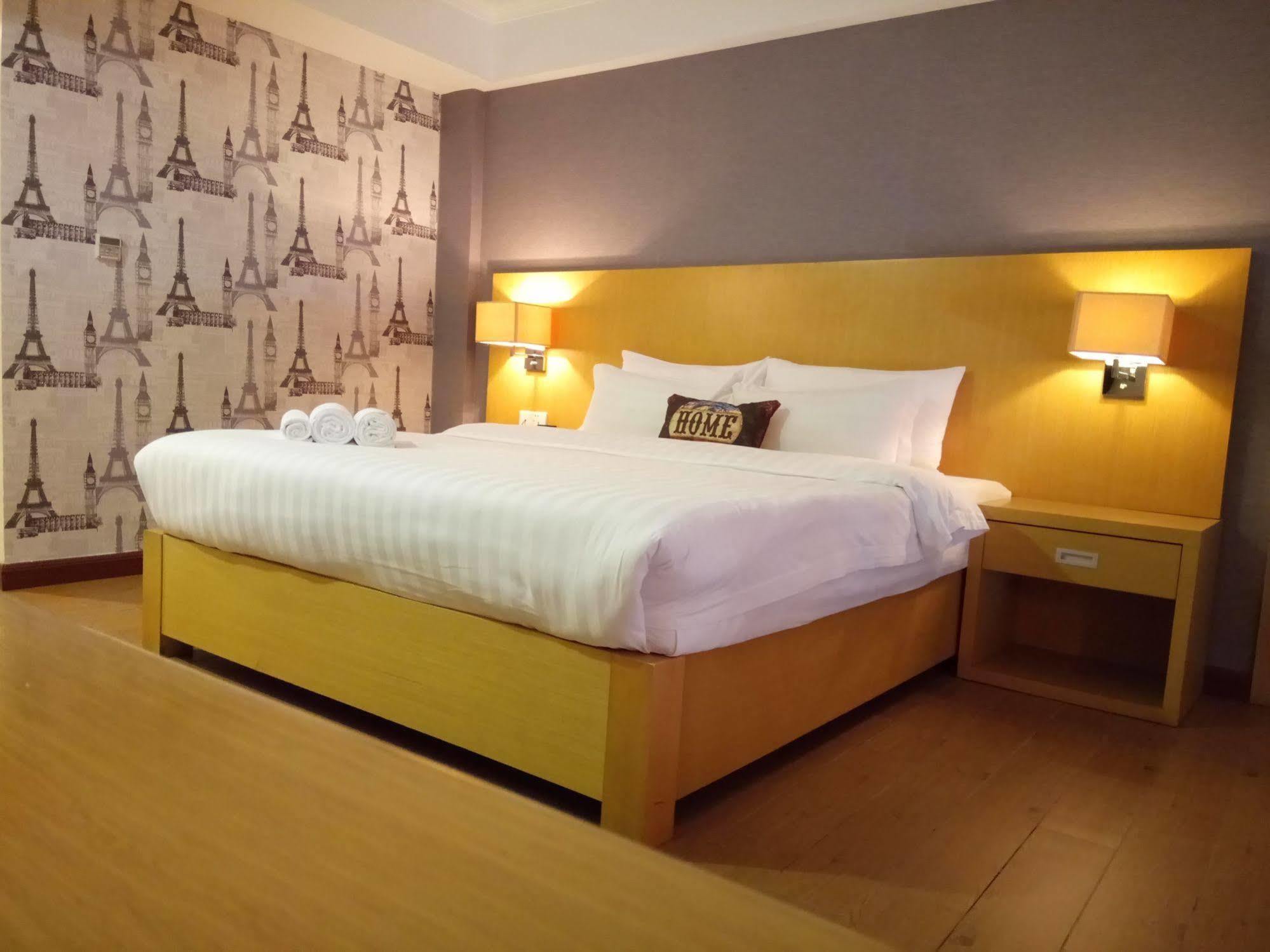 Discovery Hotel Phnom Penh Esterno foto