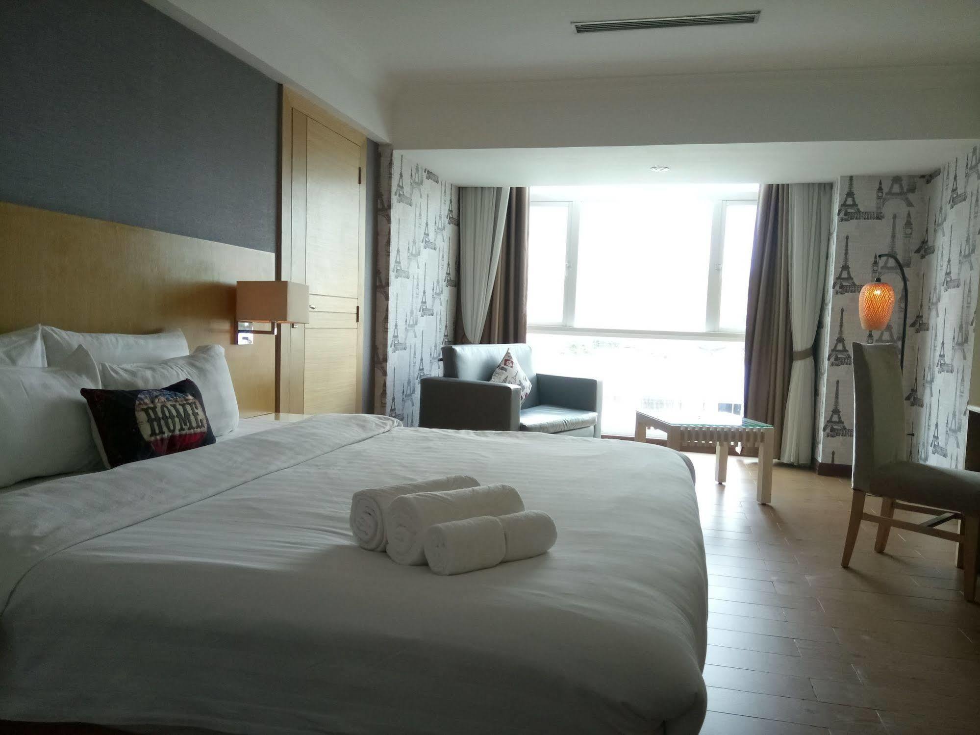 Discovery Hotel Phnom Penh Esterno foto