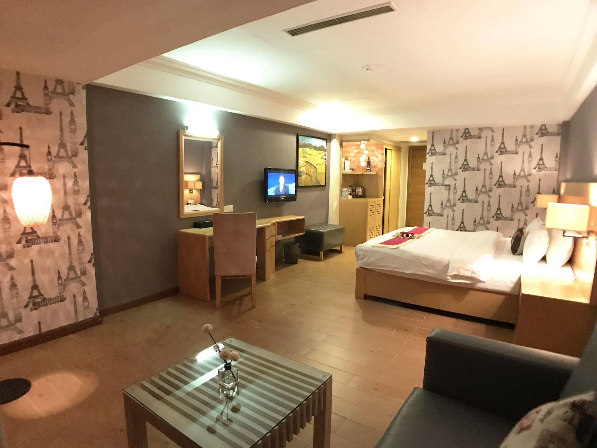 Discovery Hotel Phnom Penh Esterno foto