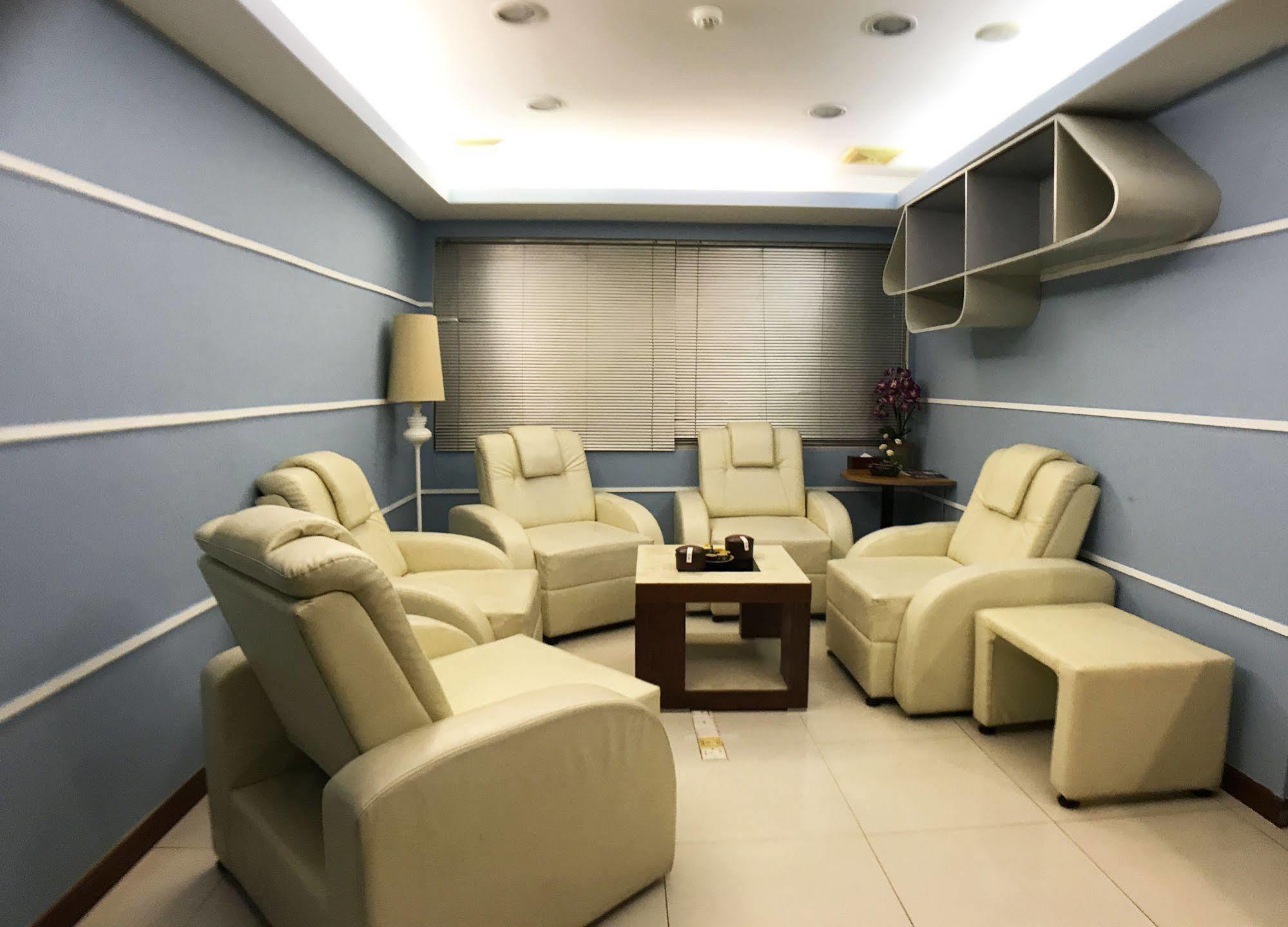 Discovery Hotel Phnom Penh Esterno foto