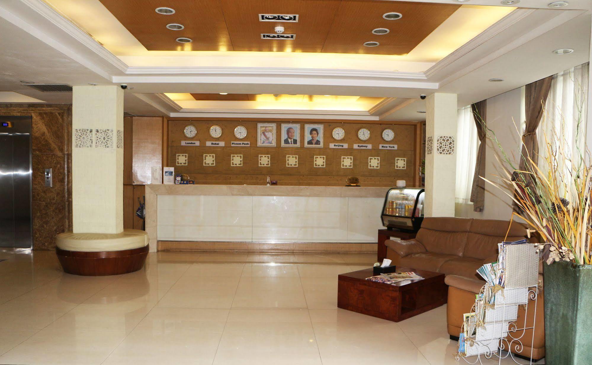 Discovery Hotel Phnom Penh Esterno foto
