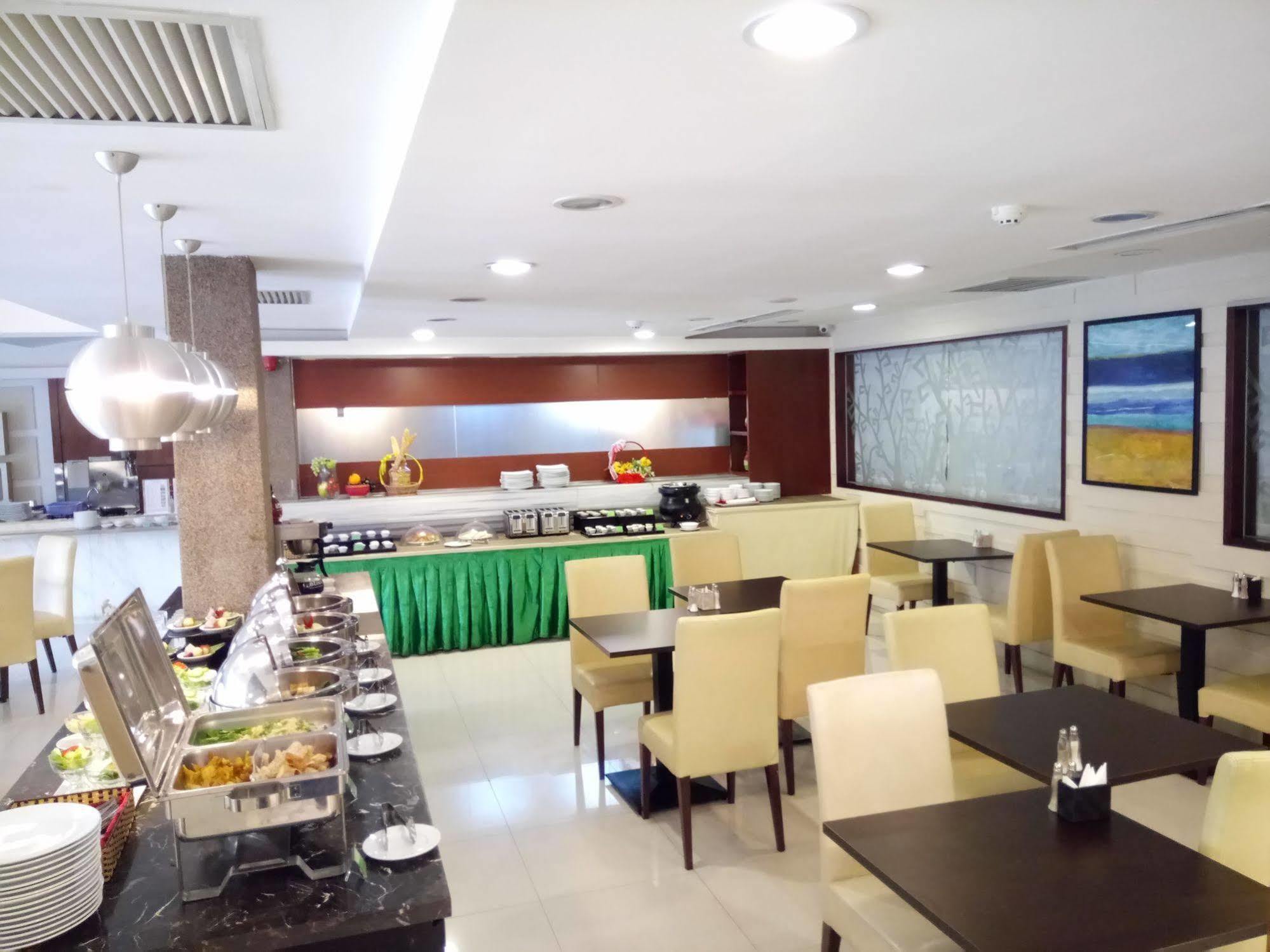 Discovery Hotel Phnom Penh Esterno foto